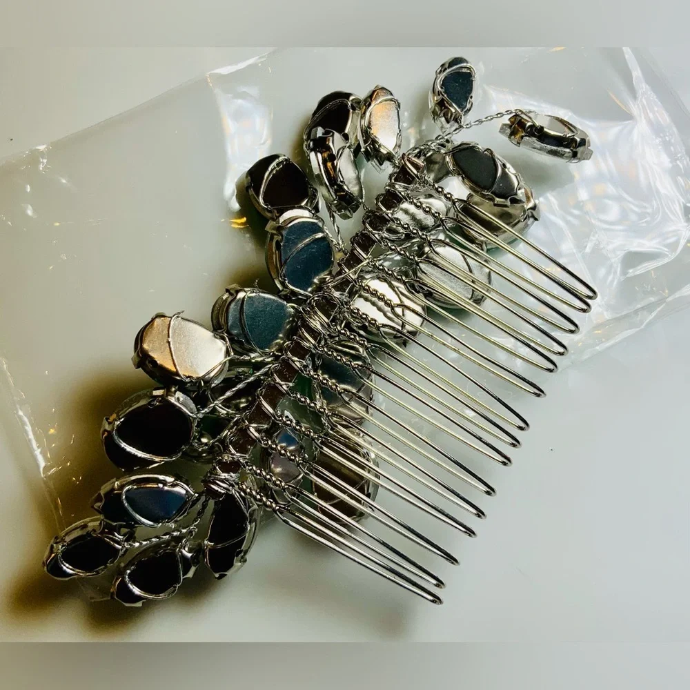 Elegant Hair Comb Features Stunning Emerald-green